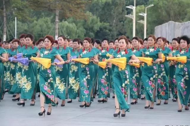 平凉泓源公司党委和兴北路社区绿地广场商圈党建联盟合作举办“讴歌新时代 共圆中国梦”纪念改革开放四十周年大型群众广场文化活动(图3) 平凉泓源公司党委和兴北路社区绿地广场商圈党建联盟合作举办“讴歌新时代 共圆中国梦”纪念改革开放四十周年大型群众广场文化活动(图3)