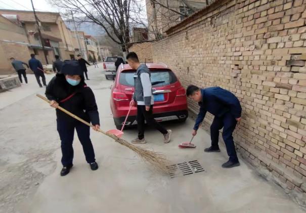 市产投集团团委开展“学雷锋义务清扫活动”(图2) 市产投集团团委开展“学雷锋义务清扫活动”(图2)